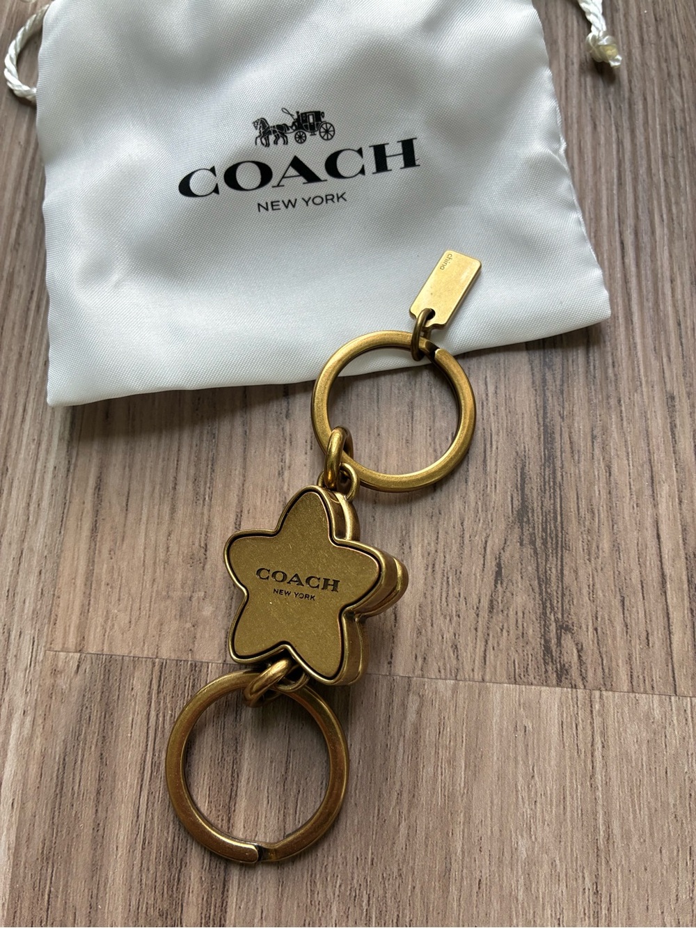 COACH Gold Flower Keyring Keychain - Separates into two key rings - Picture 4 of 4